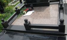 Ограда из гранита с шарами